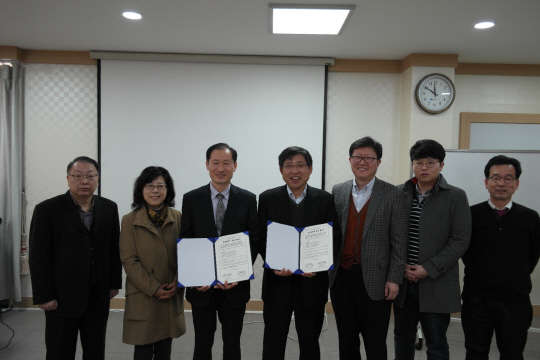 구미기업성장지원센터의 김사홍 센터장(왼쪽 세 번째)과 동국대학교 경주캠퍼스 윤한오 실감미디어사업단 실무총괄(네 번째) 등 양측 관계자들이 12일 산단공 대경지역본부 회의실에서 상호 업무협력에 관한 협약을 체결하고 기념촬영을 하고 있다. 구미기업성장지원센터 제공